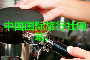 云南翡翠山峦间的热带雨林秘境与古老茶香之城