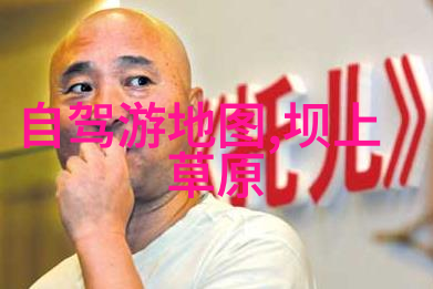 贵州黄果树瀑布翠绿山峦下的金色涌动
