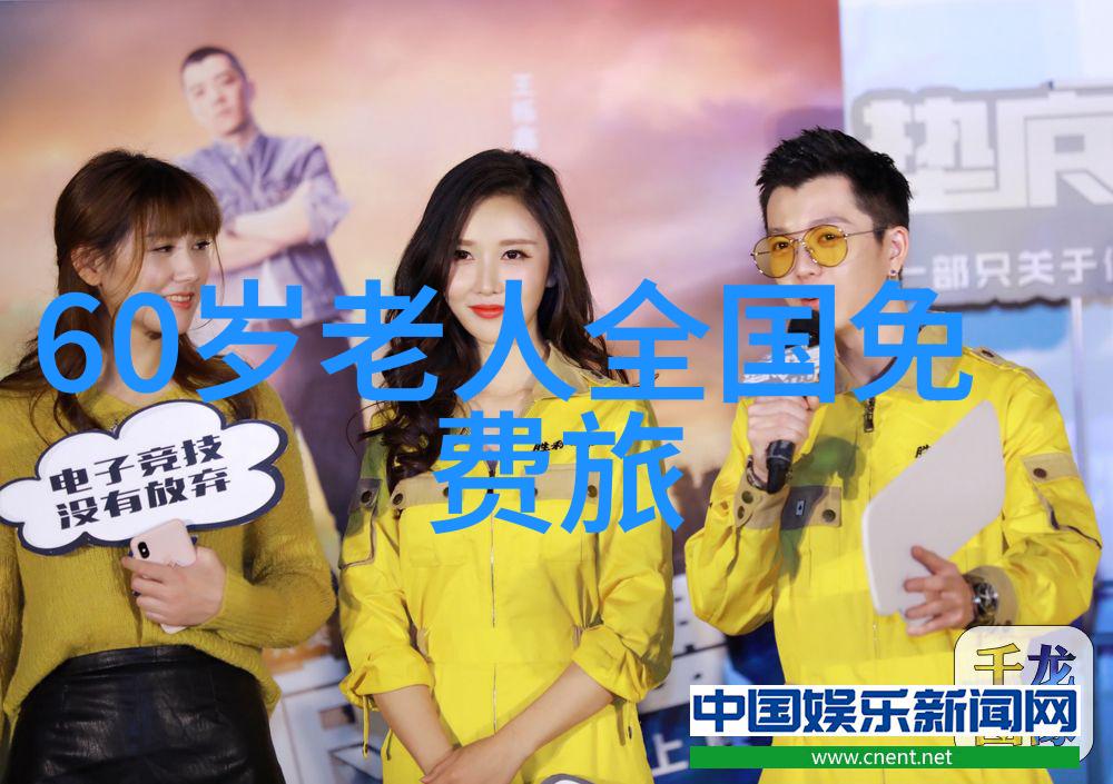尼泊尔加德满都街头蓝花楹美景与孩子们的快乐游戏映照社会的温馨瞬间