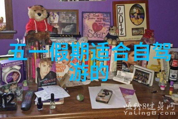 自然奇观-丹霞地貌红色的山脉在风中跳舞