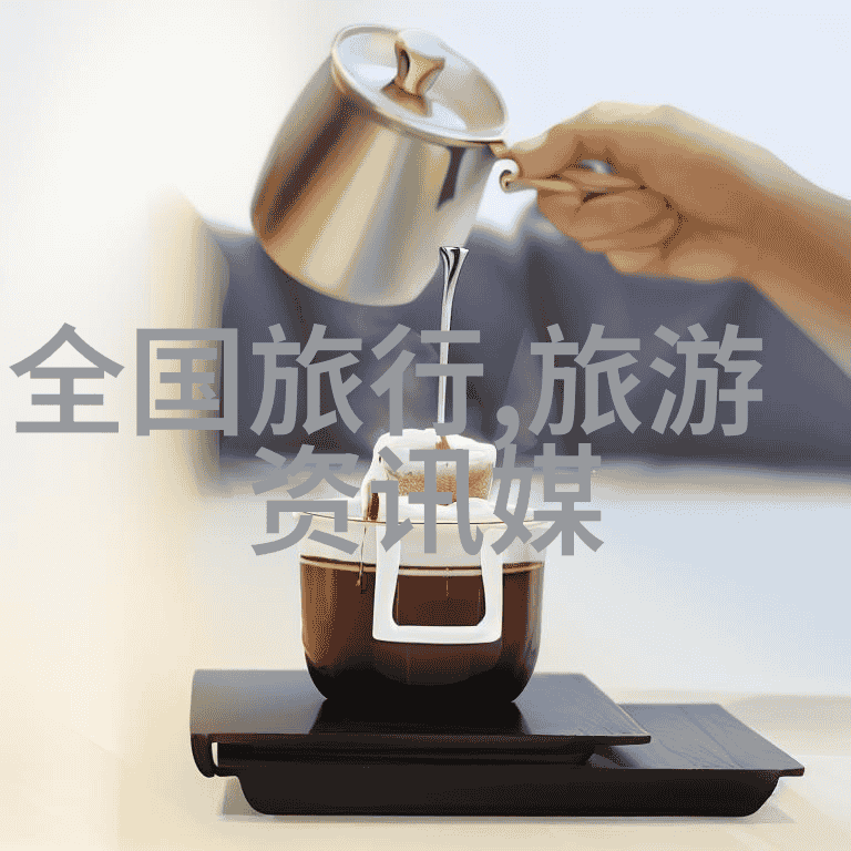 校园绿茵与城市喧嚣学生户外运动的反差画卷