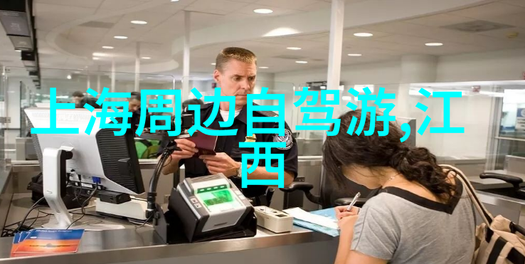 风景如画碧空悠悠绿径无尽骑行者在这自然的盛宴中寻觅着心灵的宁静