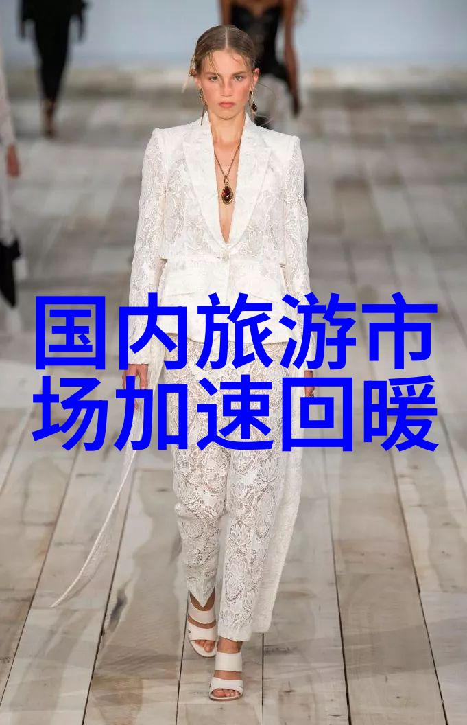 校园绿茵学生户外运动的快乐时光